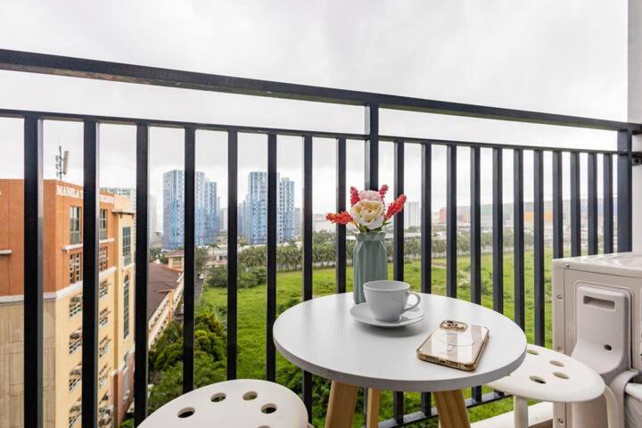 Shore 2 Residences 1Br Deluxe Room In Moa Complex Манила Екстериор снимка